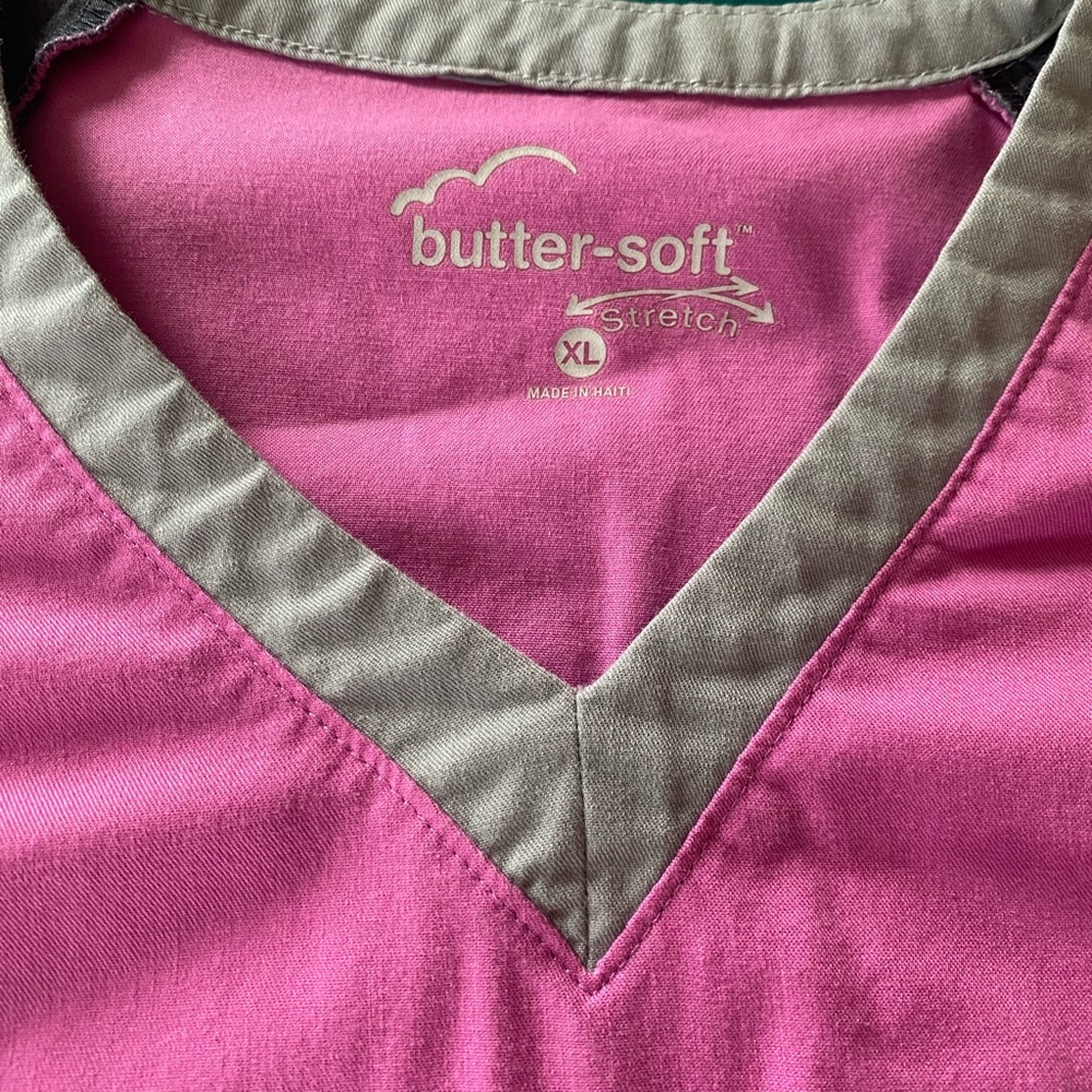 Butter soft stretch scrub top pink with grey sleeves size XL used